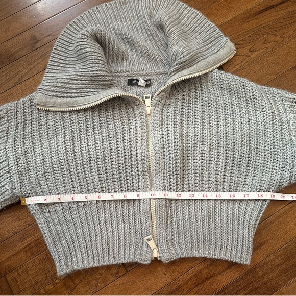Urban Outfitters Cropped Grey Zip Up Sweater chunky knit with large collar M - Picture 9 of 11